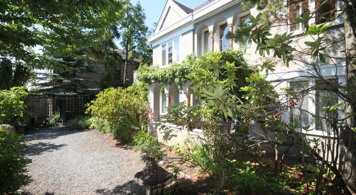 Spinnakers Brewpub & Guest Houses