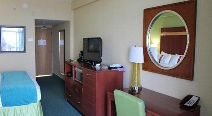 Holiday Inn & Suites Virginia Beach - North Beach, an IHG Hotel