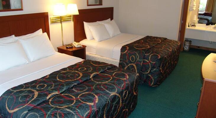 Super 8 by Wyndham Branson / Shepherd of the Hills Exwy