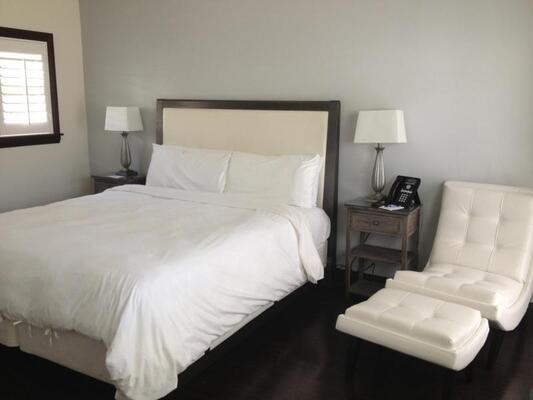 Malibu Country Inn