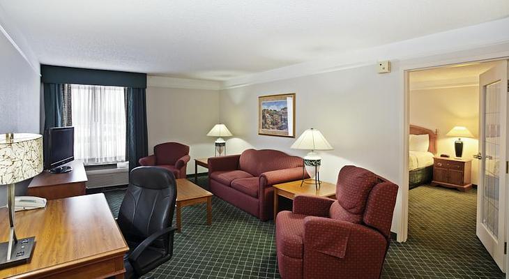 La Quinta Inn & Suites by Wyndham Cincinnati Sharonville