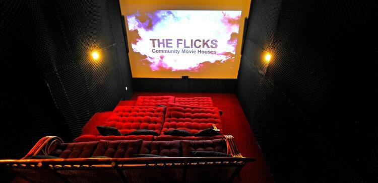 11 Happy Backpackers