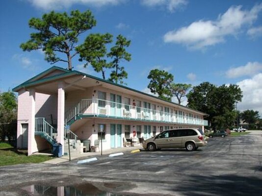 Palm Lakefront Resort and Hostel