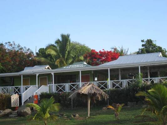 Dennis Cocktail Bar & Restaurant