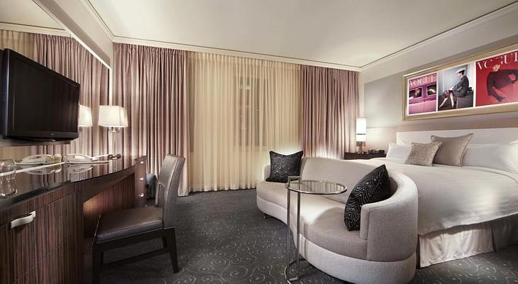 Vogue Hotel Montreal Downtown, Curio Collection by Hilton