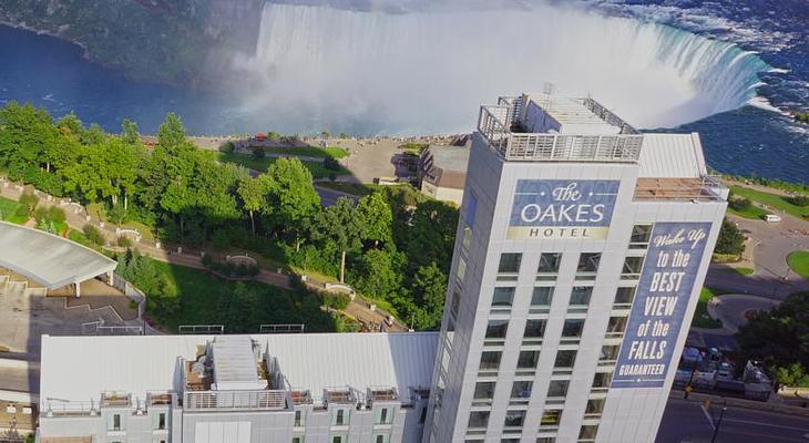 The Oakes Hotel overlooking the Falls