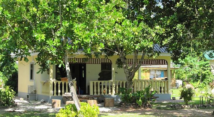 Domaine les Rochers Apartments & Bungalows