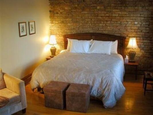 Old Chicago Inn featuring Room 13