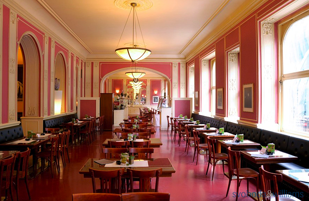 Cafe Louvre