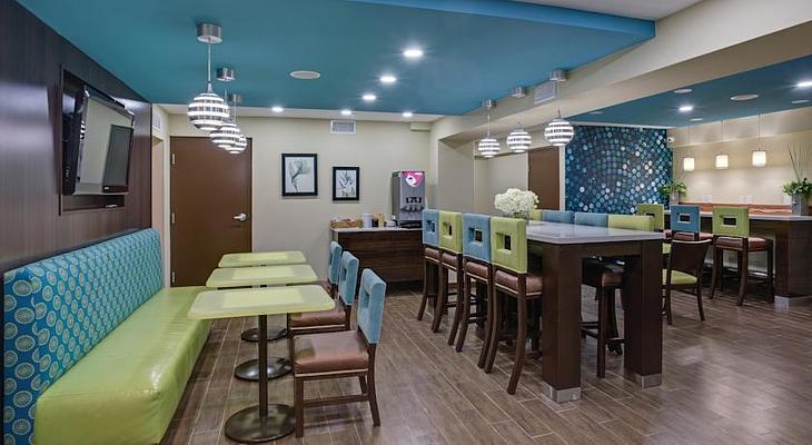 La Quinta Inn & Suites by Wyndham Oceanfront Daytona Beach