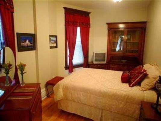 Old Chicago Inn featuring Room 13