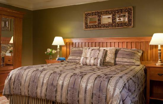 Abbeymoore Manor Bed and Breakfast Inn