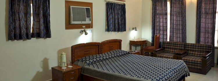 OYO 18633 Blue Triangle Family Hostel