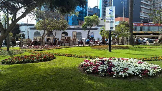 Parque Kennedy - Parque Central de Miraflores