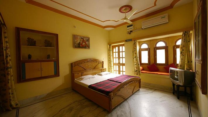 Hotel Roop Mahal