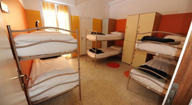 Sunflower City Backpacker Hotel & Bar