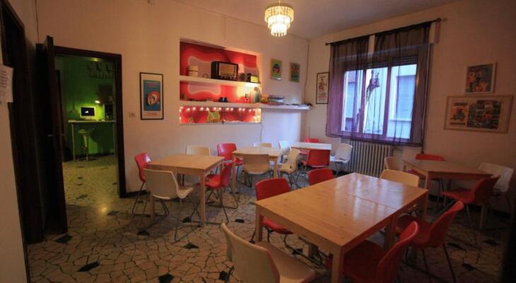 Sunflower City Backpacker Hotel & Bar