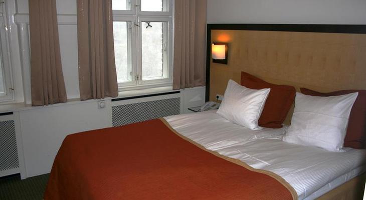 Ascot Hotel