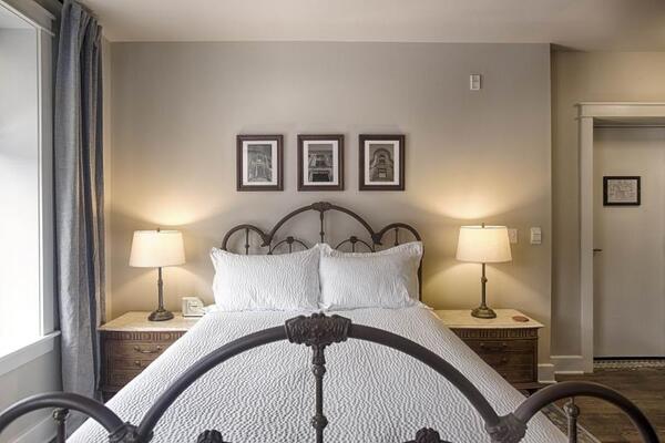 El Moore Lodge & Residences