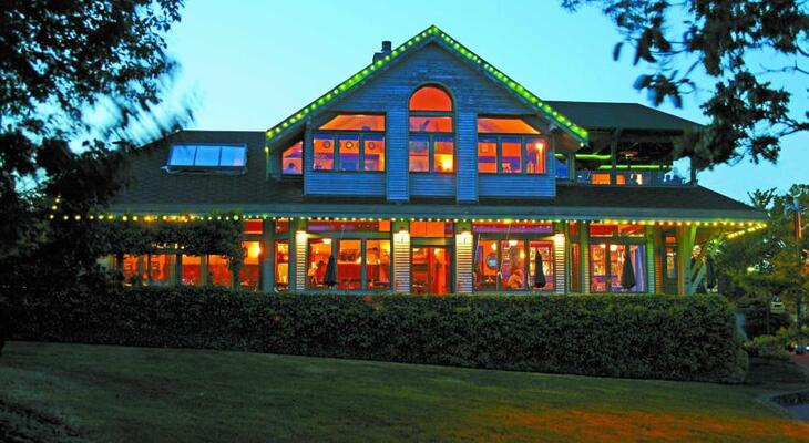 Spinnakers Brewpub & Guest Houses