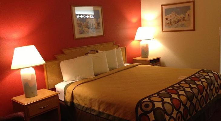Super 8 by Wyndham Santa Fe