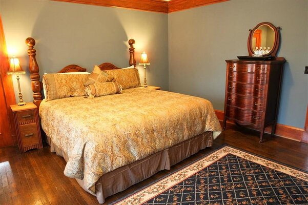 The Leonard at Logan House Bed & Breakfast