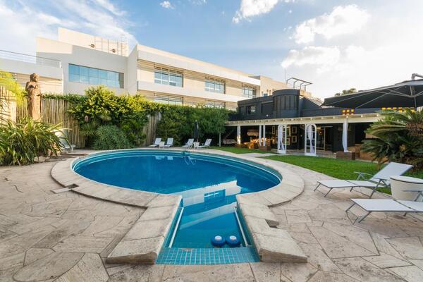 Onas Hostel & Suites