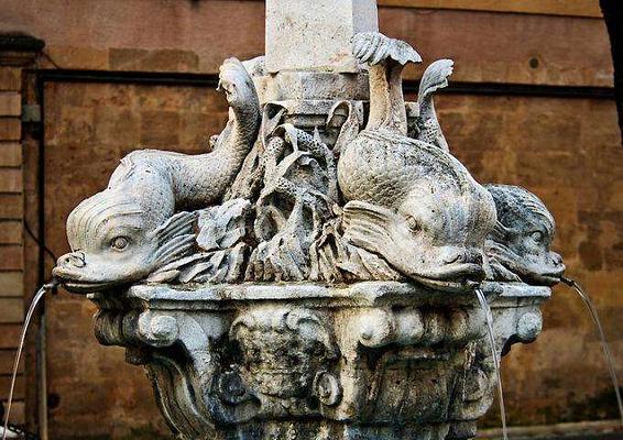 Fontaine des Quatre-Dauphins