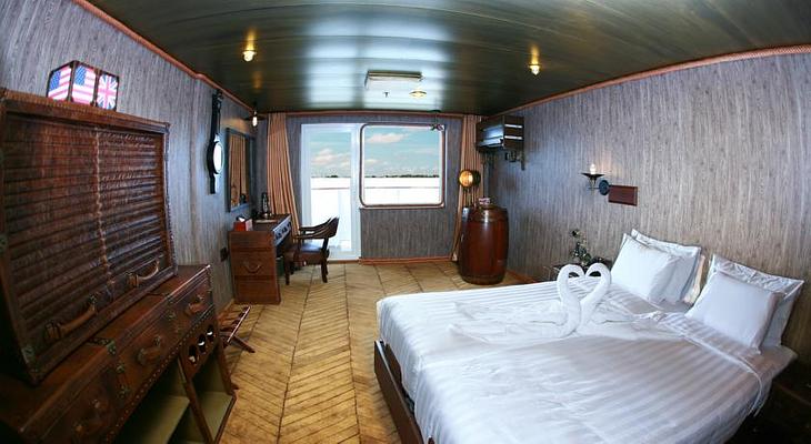 Vintage Luxury Yacht Hotel