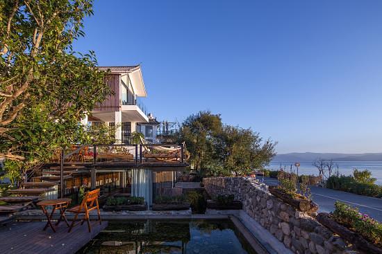 Dali Munwood  lakeside Holiday Hotel
