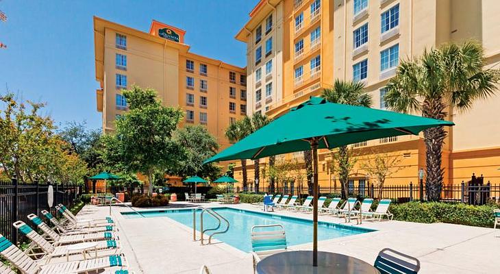 La Quinta Inn & Suites by Wyndham San Antonio Airport