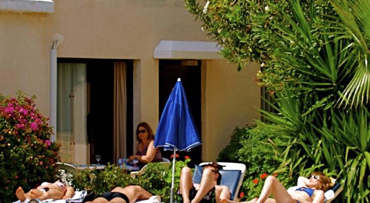 Hilltop Gardens Hotel Apartments