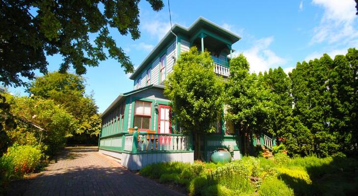 Spinnakers Brewpub & Guest Houses