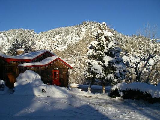 Foot of the Mountain Motel