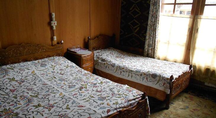 New Jacquline Heritage Houseboats Nigeen Lake