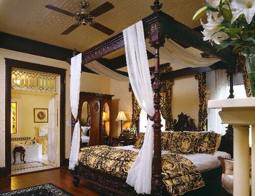 Coombs House Inn & Suites