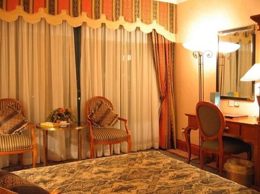 Parsian Esteghlal International Hotel