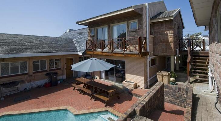 Lungile Backpackers