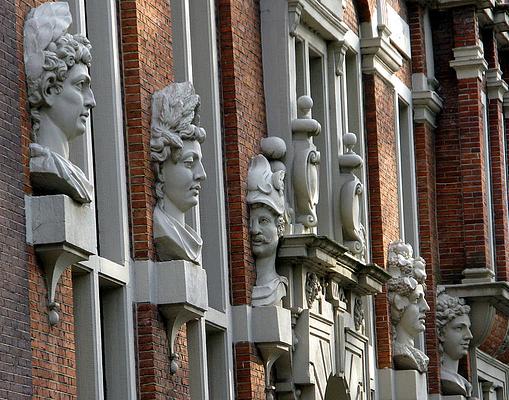 Embassy of the Free Mind - Huis Met de Hoofden