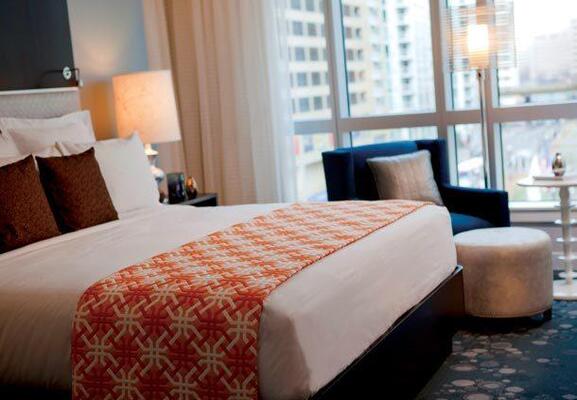 Renaissance Arlington Capital View Hotel