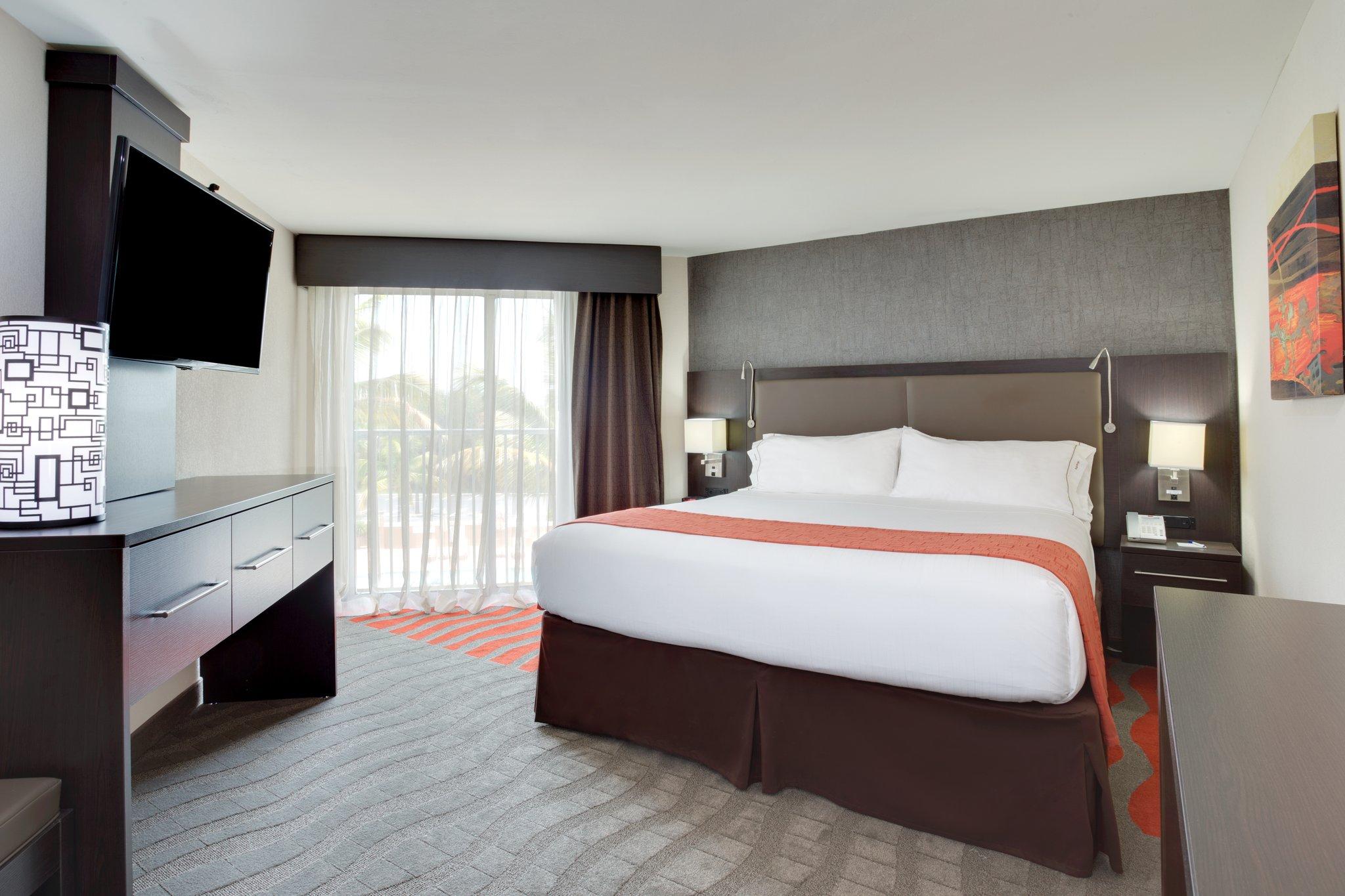 Holiday Inn Express & Suites Naples Downtown - 5th Avenue By IHG