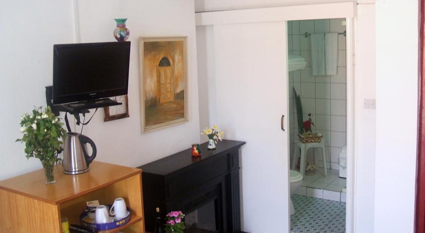 Kiniras Hotel & Restaurant