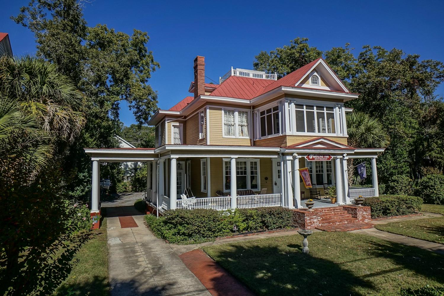 Two Suns Inn Bed & Breakfast