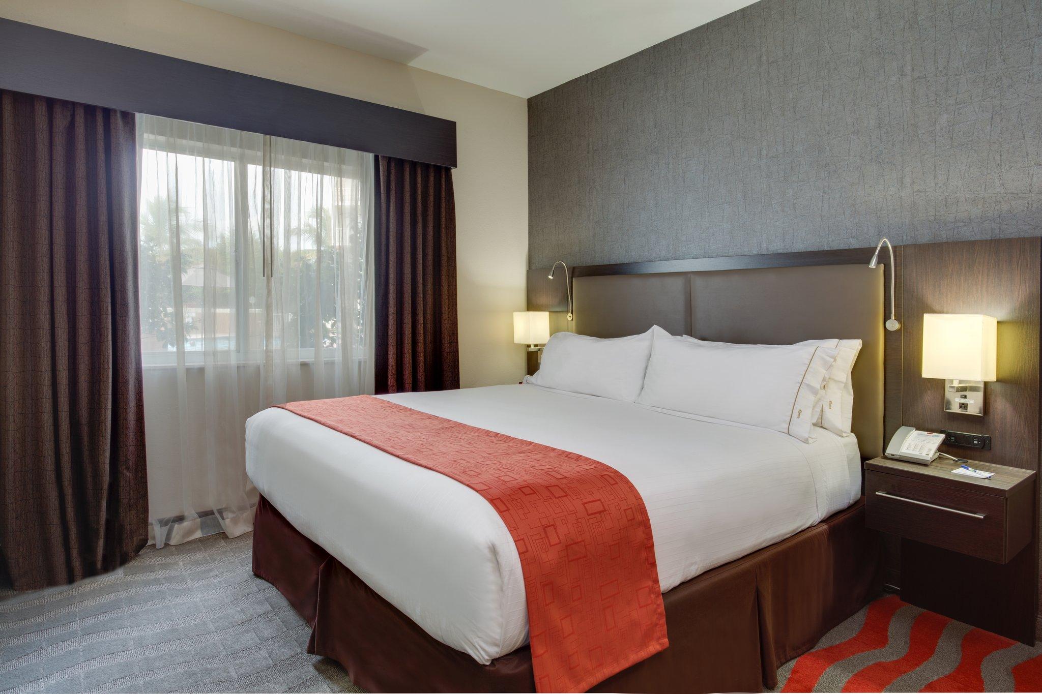 Holiday Inn Express & Suites Naples Downtown - 5th Avenue By IHG